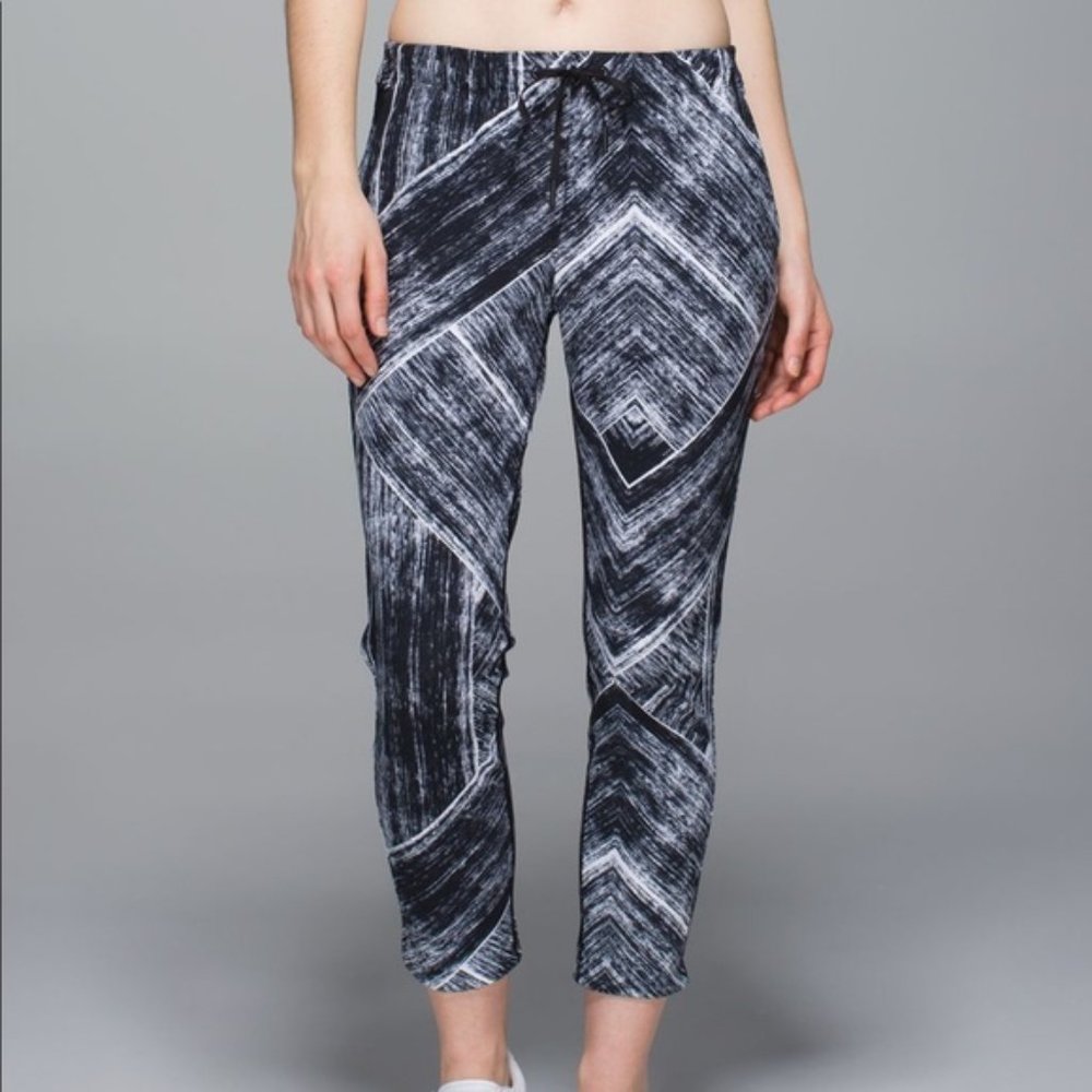 Lululemon Jet Crop Heat Wave White Black
